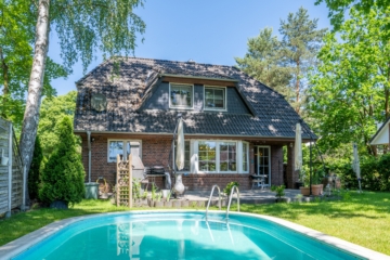 DK Real Estate - Immobilien - 6 Großzügiges Einfamilienhaus mit ca. 225 m² Wohn-/Nutzfläche, Pool und Garten in Falkensee, 14612 Falkensee, Einfamilienhaus