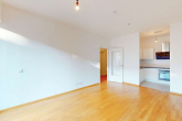 Wohn- und Küchenbereich - Wohnen im begehrten Maximilians Quartier: Moderne 2-Zimmer Wohnung mit Balkon & TG-Stellplatz