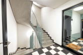 Treppenhaus - Wohnen im begehrten Maximilians Quartier: Moderne 2-Zimmer Wohnung mit Balkon & TG-Stellplatz