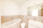 Badezimmer - Wohnen im begehrten Maximilians Quartier: Moderne 2-Zimmer Wohnung mit Balkon & TG-Stellplatz