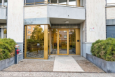 Hauseingang - Wohnen im begehrten Maximilians Quartier: Moderne 2-Zimmer Wohnung mit Balkon & TG-Stellplatz