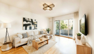 Einrichtungsbeispiel Wohnbereich - Wohnen im begehrten Maximilians Quartier: Moderne 2-Zimmer Wohnung mit Balkon & TG-Stellplatz