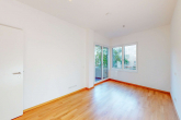 Schlafzimmer mit Balkonzugang - Wohnen im begehrten Maximilians Quartier: Moderne 2-Zimmer Wohnung mit Balkon & TG-Stellplatz