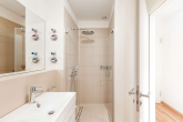 Dusche - Wohnen im begehrten Maximilians Quartier: Moderne 2-Zimmer Wohnung mit Balkon & TG-Stellplatz