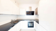 Küche - Wohnen im begehrten Maximilians Quartier: Moderne 2-Zimmer Wohnung mit Balkon & TG-Stellplatz