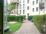 Bezugsfreie Eigentumswohnung mit Balkon in der Nähe des Viktoriaparks! - Innenhof mit Fahrstuhl