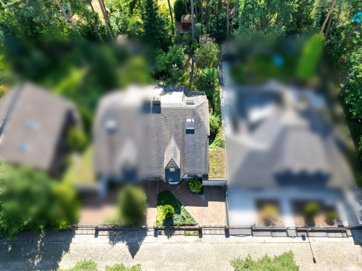 Luftaufnahme zur Straßenseite