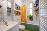 Badezimmer - Wohnen in der Belle Étage mit Blick auf den Landwehrkanal: Großzügige 4-Zimmer Wohnung mit Balkon