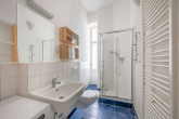 Badezimmer - Wohnen in der Belle Étage mit Blick auf den Landwehrkanal: Großzügige 4-Zimmer Wohnung mit Balkon