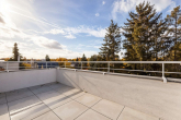 Terrasse - Luxuriös & kernsaniert: Dachgeschosswohnung mit großem Südbalkon an der Villenkolonie Lichterfelde