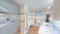 Badezimmer - Loftartige 2-Zimmer Wohnung mit 2 Loggien und 2 PKW-Stellplätzen in Neukölln