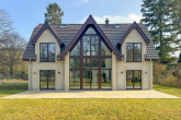 Luxus-Stadtvilla in Kleinmachnow: 12 Zimmer, 2200 m² Grundstück, Designer-Ausstattung & Spa-Bereich - Rückansicht