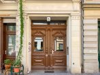 Attraktive Altbauwohnung in Top-Lage im Bergmannkiez – Nicht für Eigenbedarf verfügbar - Wohnhaus/ Eingang