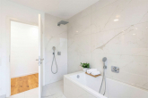 Badezimmer - Exklusive Dachgeschoss-Maisonette in Dahlemer Villenlage mit Südwest-Terrasse und Aufzug