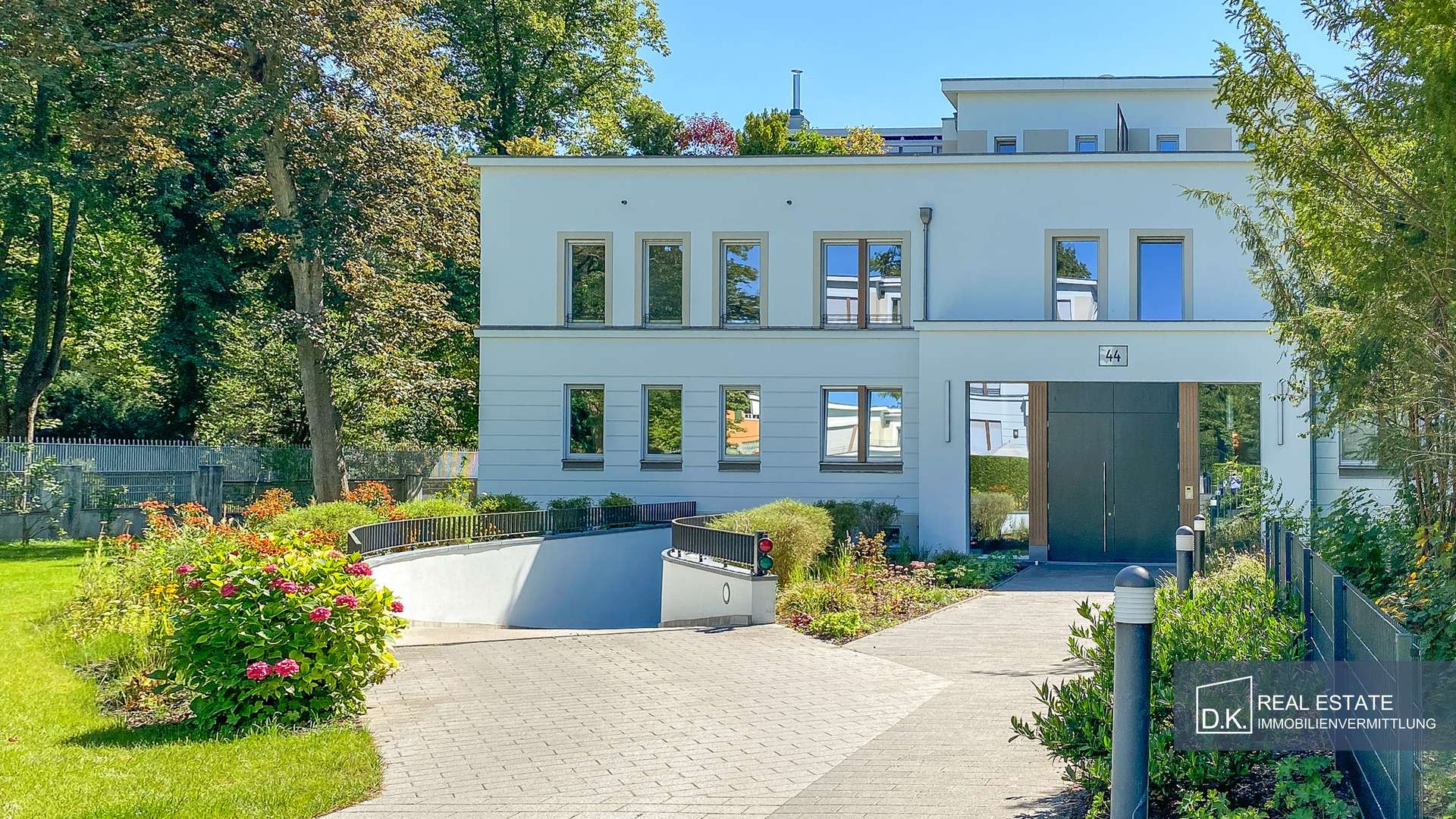 Ansicht Haus - Tiefgarageneinfahrt