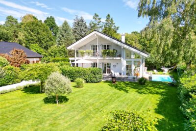 Wohnen wie im Urlaub: energieeffizientes KfW55 Holz-Massivhaus mit Pool in Seenähe am Lehnitzsee, 16515 Oranienburg OT Lehnitz, Einfamilienhaus