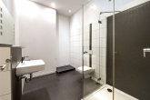 2. Badezimmer mit Dusche - Großzügige 5-Zimmer-Wohnung mit Balkon – stilvolles Wohngefühl in der City West nahe Kurfürstendamm