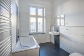 Badezimmer zur Niebuhrstraße - Großzügige 5-Zimmer-Wohnung mit Balkon – stilvolles Wohngefühl in der City West nahe Kurfürstendamm