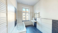 Badezimmer zur Niebuhrstr. - Großzügige 5-Zimmer-Wohnung mit Balkon – stilvolles Wohngefühl in der City West nahe Kurfürstendamm