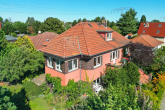 Wohnhaus Seitenansicht - Mehrgenerationen-Traum: Zweifamilienhaus nahe Baumschulenweg mit Entwicklungsbedarf und Potenzial!