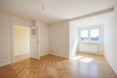 Einrichtungsbeispiel Schlafzimmer DG - Mehrgenerationen-Traum: Zweifamilienhaus nahe Baumschulenweg mit Entwicklungsbedarf und Potenzial!