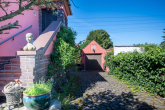 Einfahrt - Mehrgenerationen-Traum: Zweifamilienhaus nahe Baumschulenweg mit Entwicklungsbedarf und Potenzial!