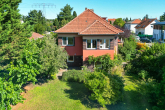 Wohnhaus Seitenansicht - Mehrgenerationen-Traum: Zweifamilienhaus nahe Baumschulenweg mit Entwicklungsbedarf und Potenzial!