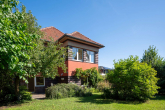 Wohnhaus Seitenansicht - Mehrgenerationen-Traum: Zweifamilienhaus nahe Baumschulenweg mit Entwicklungsbedarf und Potenzial!