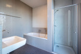 Badezimmer en suite - Rooftop-Terrasse und Fernsehturmblick: 4,5 Zimmer Dachgeschosswohnung im Winsviertel Prenzlauer Berg