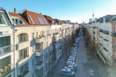 Wohnhaus Straßenansicht - Rooftop-Terrasse und Fernsehturmblick: 4,5 Zimmer Dachgeschosswohnung im Winsviertel Prenzlauer Berg