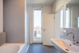 Badezimmer en suite - Rooftop-Terrasse und Fernsehturmblick: 4,5 Zimmer Dachgeschosswohnung im Winsviertel Prenzlauer Berg