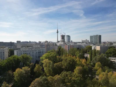 Weitblick am Volkspark Friedrichshain: 4 Zimmer im 10. OG mit En-Suite Bad und Fernsehturmblick, 10249 Berlin, Etagenwohnung