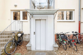Aufzug Innenhof - barrierefrei - Licht, Raum und Privatsphäre: hochwertige Dachgeschoss-Maisonettewohnung im Herzen Charlottenburgs