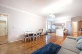 Wohnzimmer - Stilvolle Altbauwohnung zwischen Bötzow- und Samariterkiez: Großzügige 4-Zimmer mit 2 Balkonen