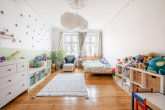 Kinderzimmer - Stilvolle Altbauwohnung zwischen Bötzow- und Samariterkiez: Großzügige 4-Zimmer mit 2 Balkonen