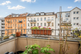 Aussicht Balkon Straßenseite - (KI generiert) - Stilvolle Altbauwohnung zwischen Bötzow- und Samariterkiez: Großzügige 4-Zimmer mit 2 Balkonen