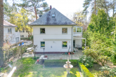 Rückansicht Wohnhaus - Exklusive Villenlage Nikolassee – Charaktervolles Einfamilienhaus mit Gartenidylle für die Familie