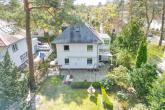 Luftaufnahme Grundstück - Exklusive Villenlage Nikolassee – Charaktervolles Einfamilienhaus mit Gartenidylle für die Familie