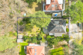 Luftaufnahme Grundstück - Exklusive Villenlage Nikolassee – Charaktervolles Einfamilienhaus mit Gartenidylle für die Familie