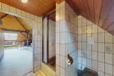 Badezimmer Dachgeschoss - Exklusive Villenlage Nikolassee – Charaktervolles Einfamilienhaus mit Gartenidylle für die Familie