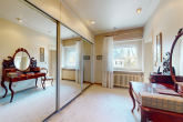 Ankleidezimmer - Exklusive Villenlage Nikolassee – Charaktervolles Einfamilienhaus mit Gartenidylle für die Familie