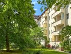 Stilvolles Wohnen mit Townhouse-Flair: Maisonette-Wohnung mit Loggia dicht am Rüdesheimer Platz - Innenhof